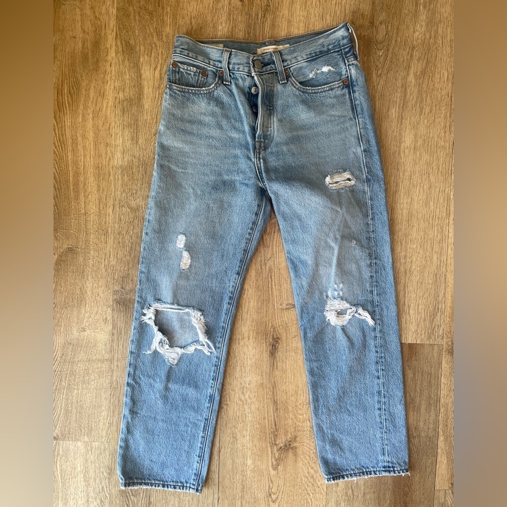 Levi’s Premium Wedgie Straight Jeans Women’s Sz 26 Light Wash Distressed Denim